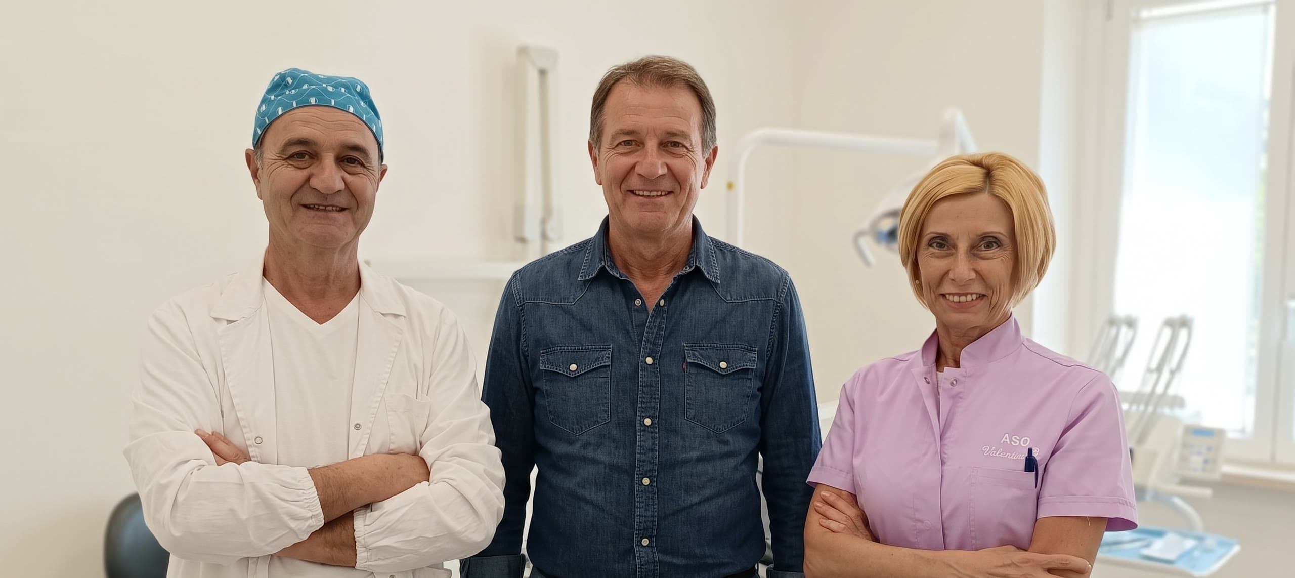 Il dottore e l'assistente Valentina insieme a un paziente nella sala operativa dello studio